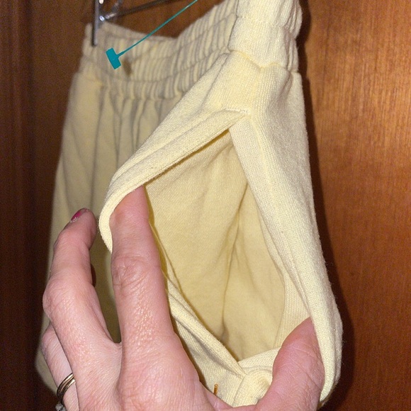 •POLAROID•BUTTERCREAM POLAROID LOGO EMBROIDERED  LOUNGE SHORTS SIZE MEDIUM EUC - Picture 6 of 8